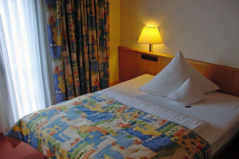 Stadt-Gut-Hotel Filderhotel Остфилдерн Екстериор снимка