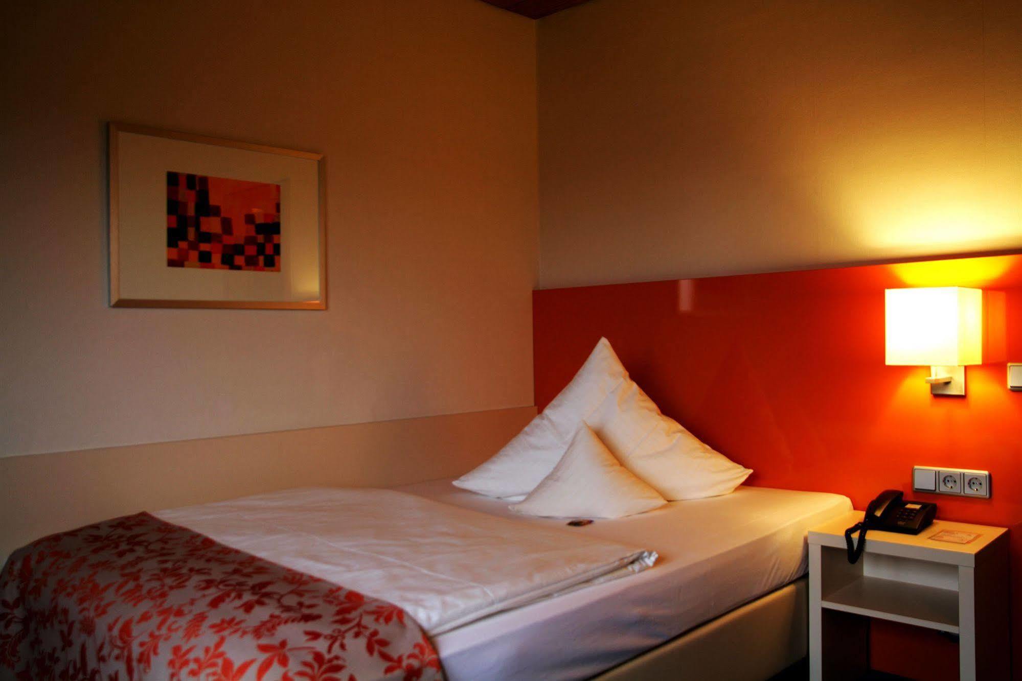 Stadt-Gut-Hotel Filderhotel Остфилдерн Екстериор снимка
